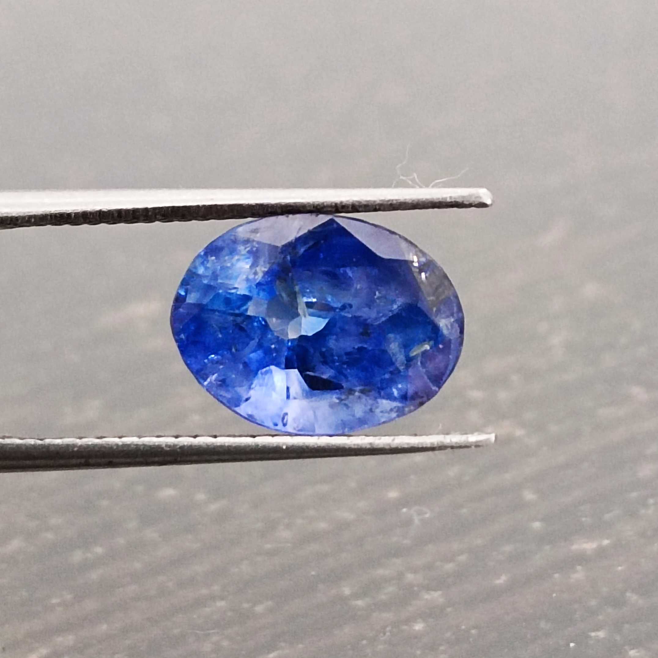 2.98ct IGI certified vivid cornflower blue oval Ceylon sapphire  gemstone